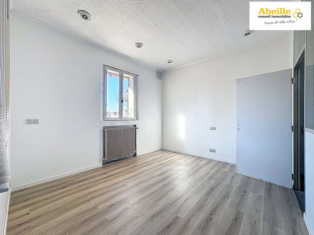 Commerce à MAUCHAMPS