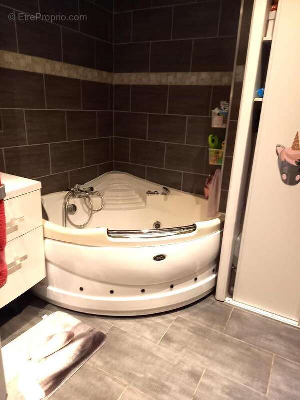 Maison 185 m² à Decines-Charpieu  - photo 6