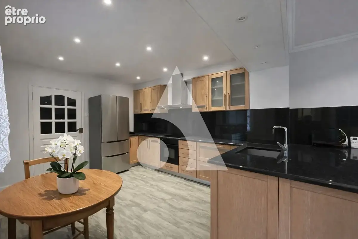 Entrepôt de plus de 250 m² + 2 Maisons - photo 6