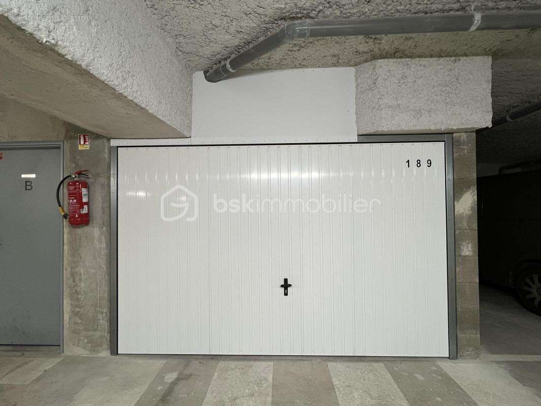 8 Box et 1 place de parking sur 167 m² + ou - - photo 4