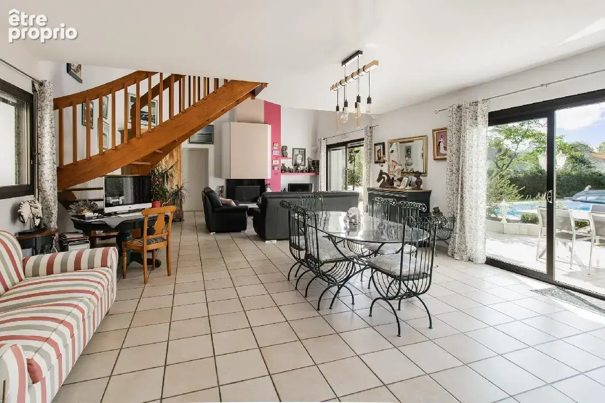 Maison de standing de 230 m², 3 chambres (possibilités 4), mezzanine, bureau, jacuzzi et piscine sur plus de 3000 m² - photo 5