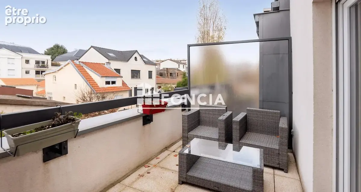 Duplex totalement meuble en dernier etage ouvrant sur une terrasse et deux balcons - photo 4