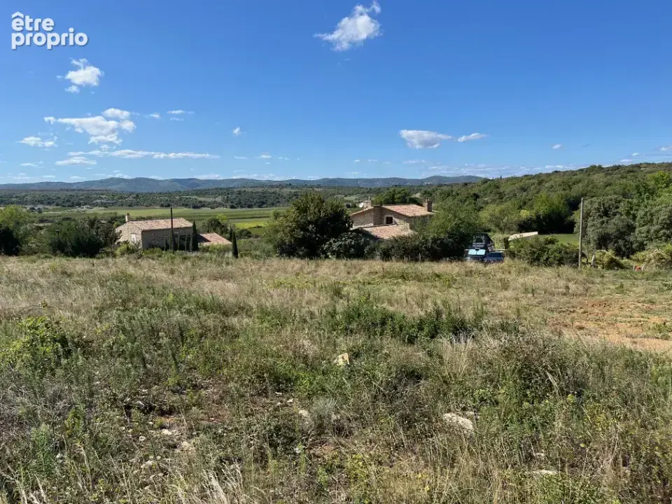Terrain à LARNAS
