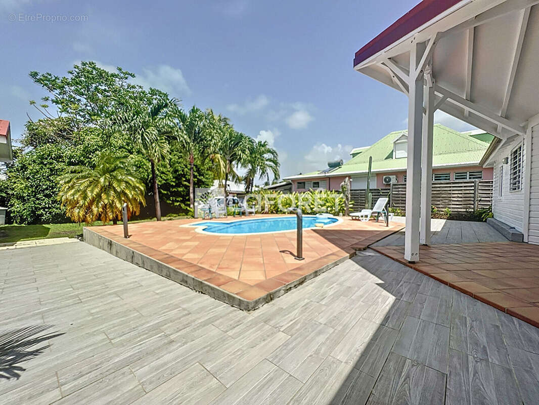 Maison F4  à Sainte Anne avec garage et piscine - photo 4