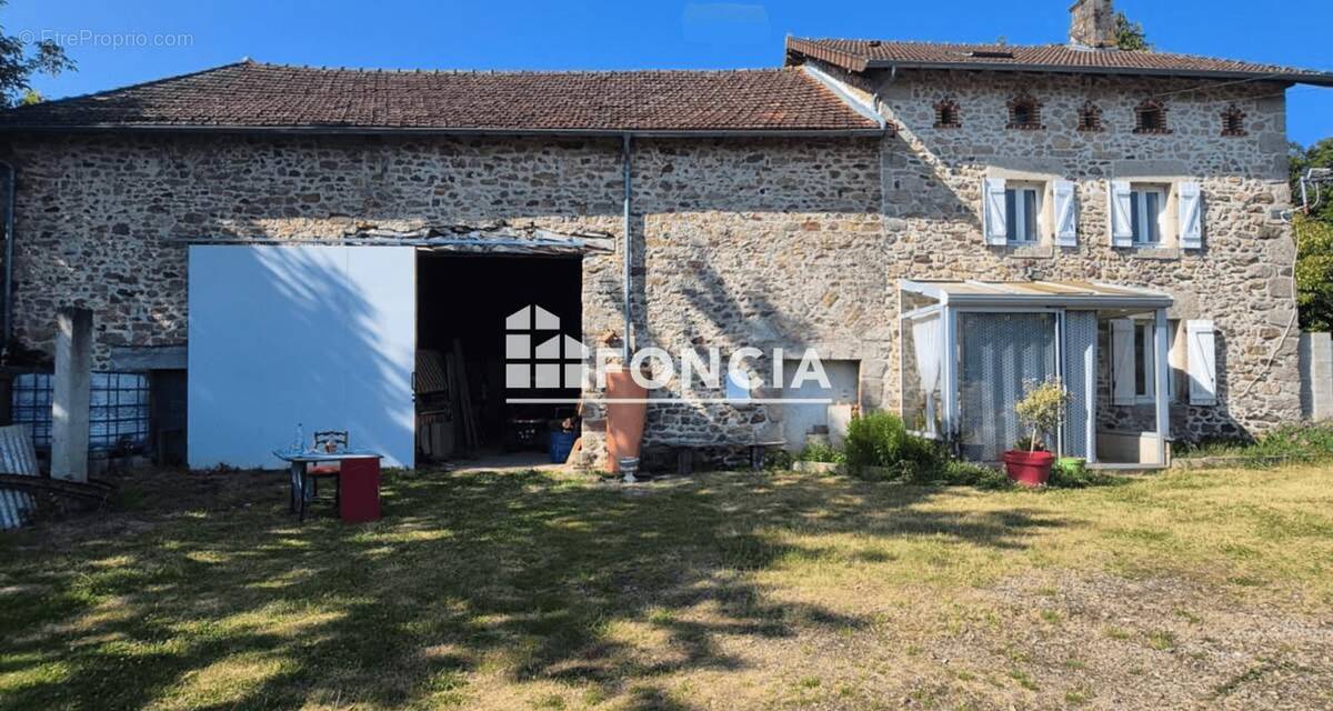 Maison à LA JONCHERE-SAINT-MAURICE