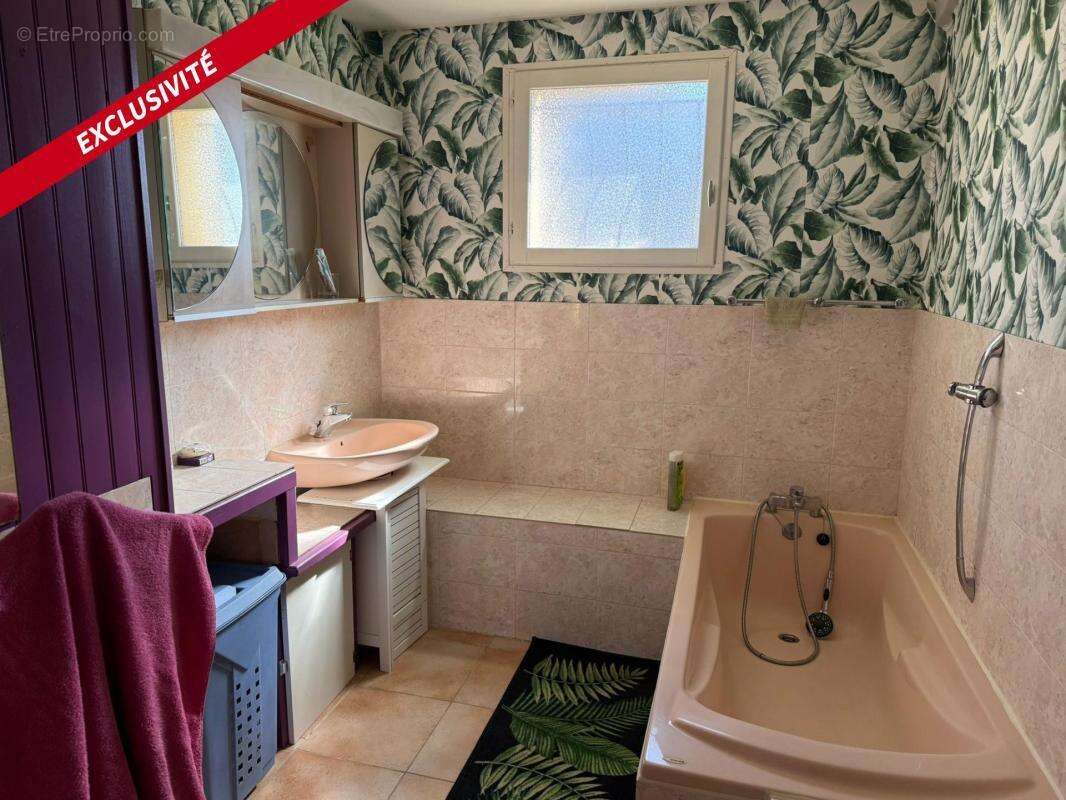 Cette maison est à visiter sans tarder ! Au calme de son impasse avec sa piscine elle offre une bel espace de vie - photo 6