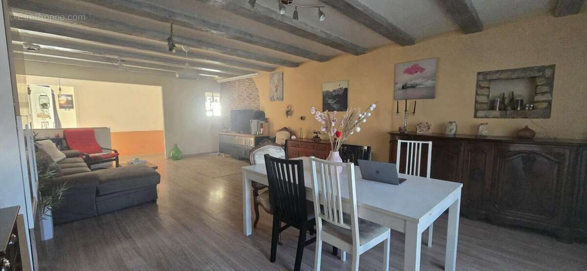Maison en pierre 146m² rénovée situé à Frasne-le-Château - photo 7
