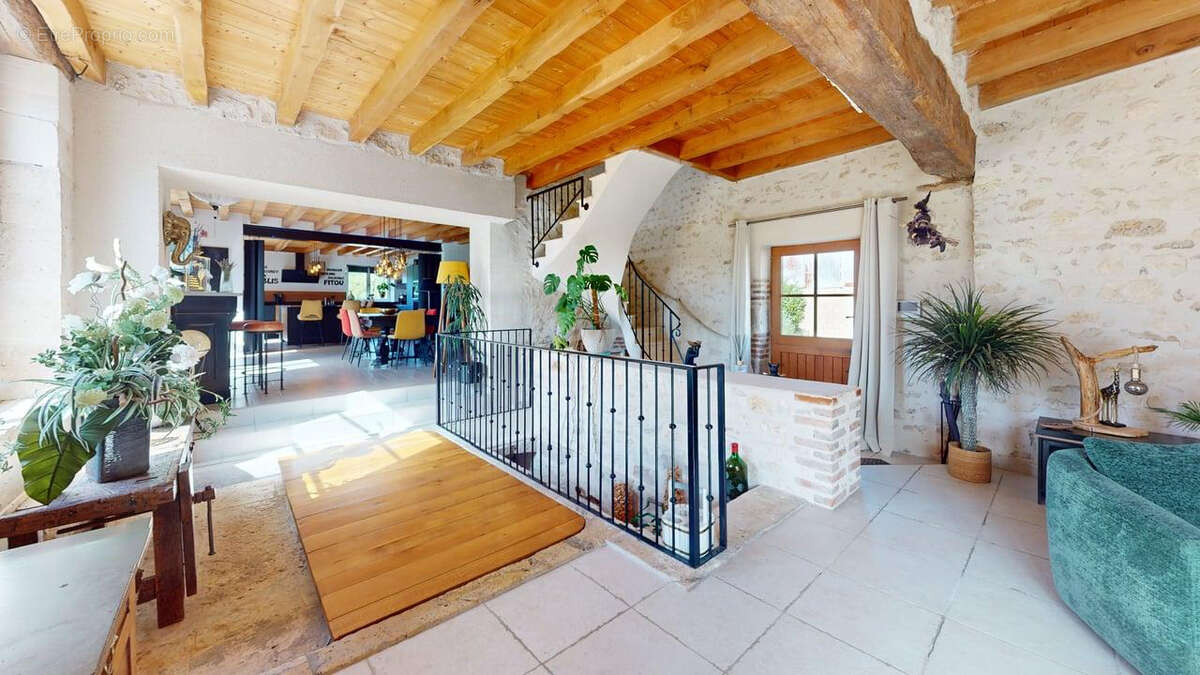 Propriété de caractère 7 pièce(s) 300 m2 - photo 3