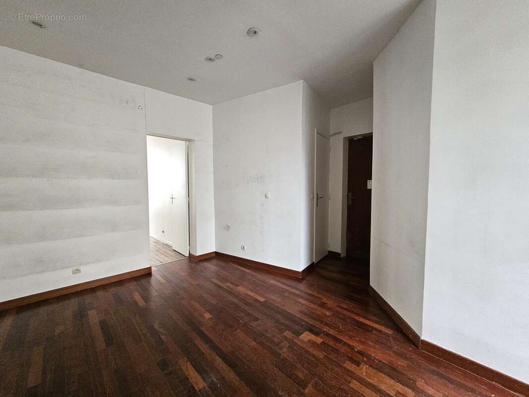 Etage pièce sur cour - Commerce à PARIS-11E