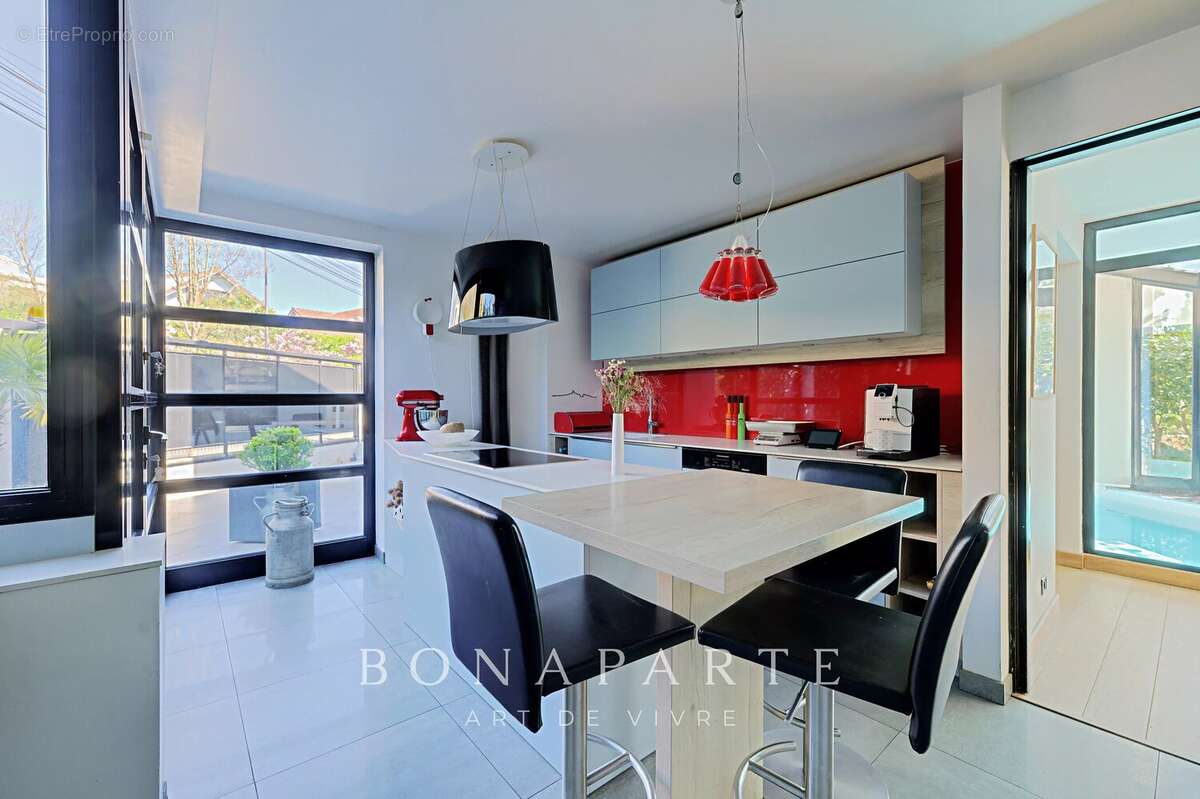 Maison d’architecte – 316 m² habitables – Dépendance indépendante – Piscine intérieure – Sous-sol total – Jardin paysagé de 800  - photo 10