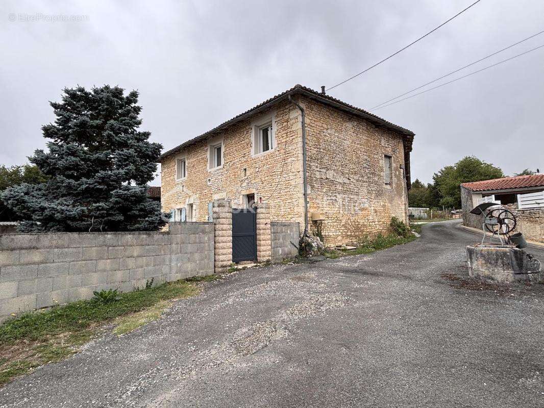 Maison à SAINT-AMANT-DE-BONNIEURE