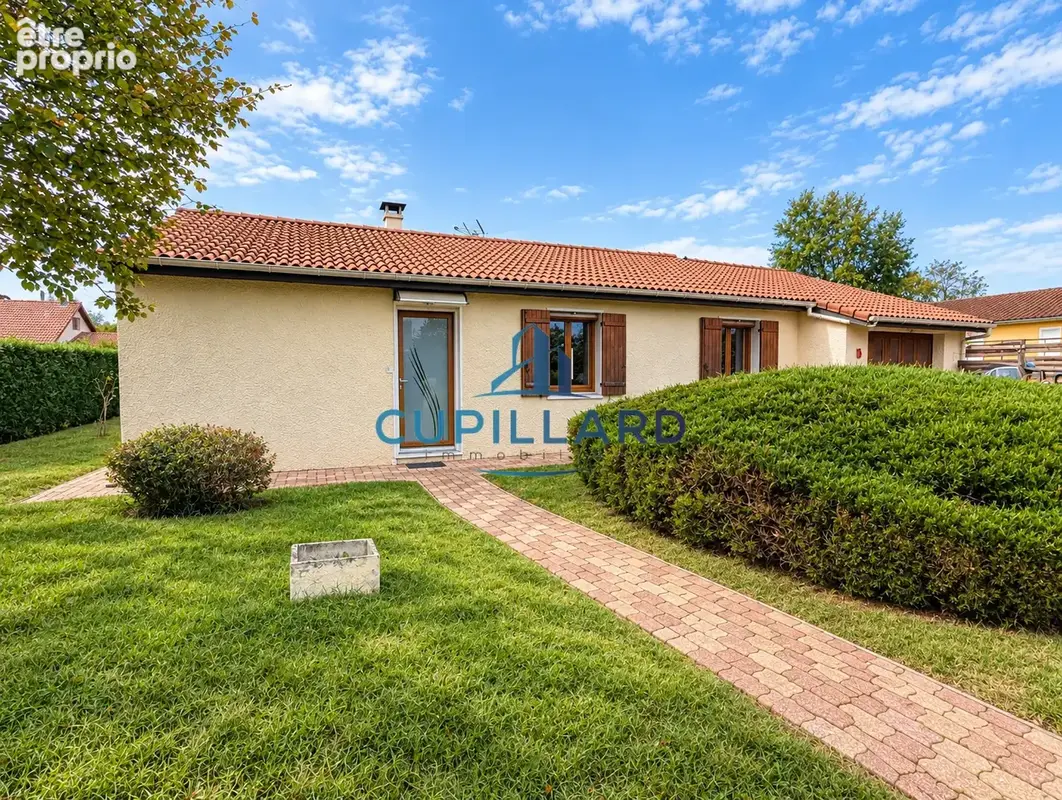 Maison de plain-pied avec jardin, véranda et dépendances à Villerest 42300 - photo 2
