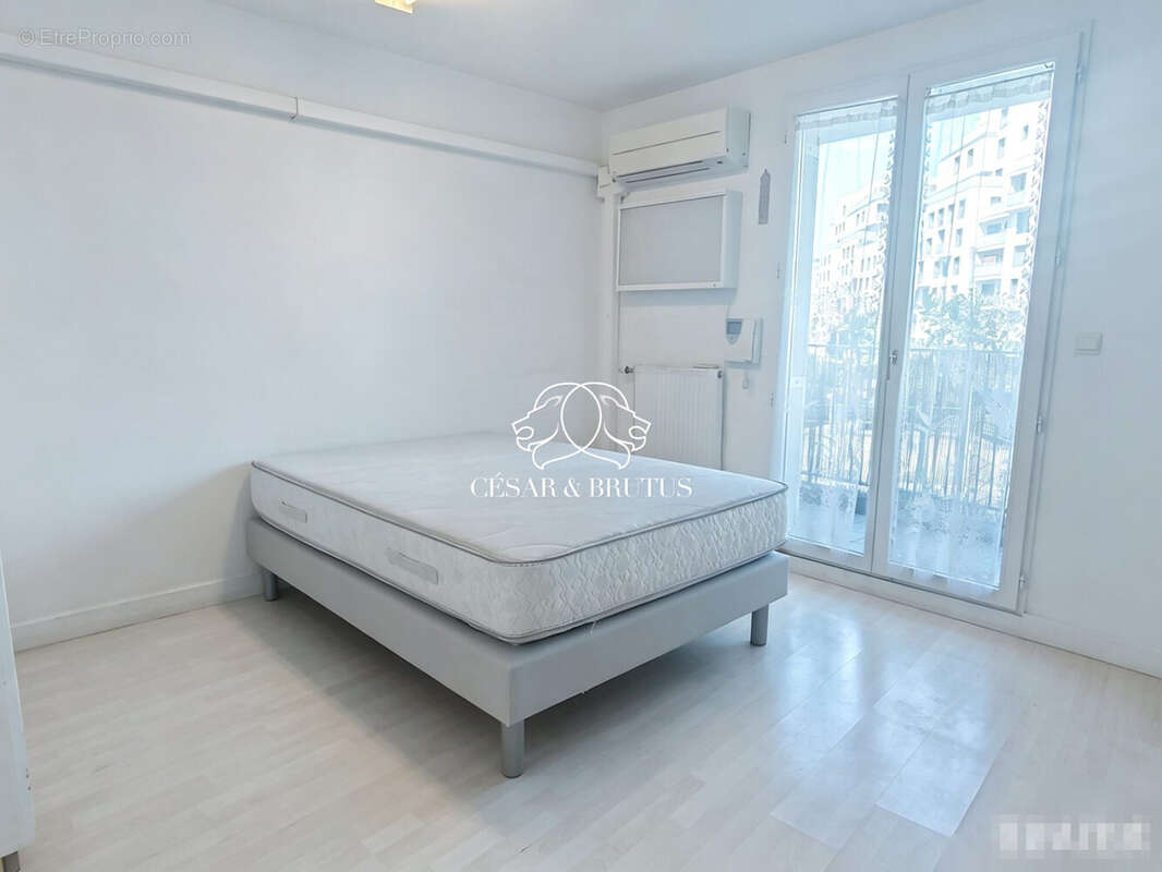 Chambre 1 - Appartement à LYON-8E