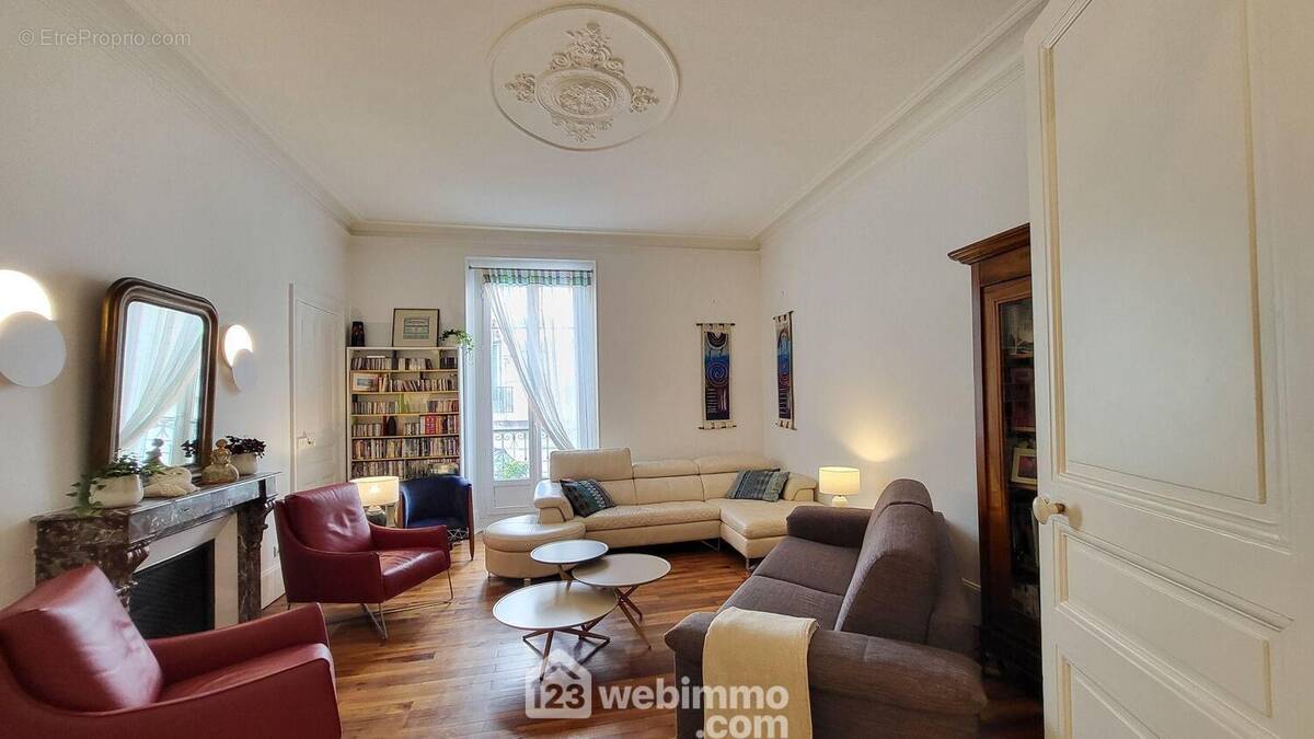 ...Avec de beaux parquets, un plafond staff... - Appartement à GRENOBLE