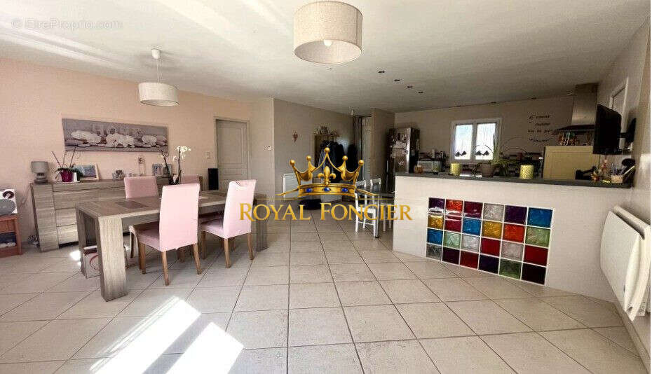 Pièce de vie de 40 m2 - Maison à DANGE-SAINT-ROMAIN
