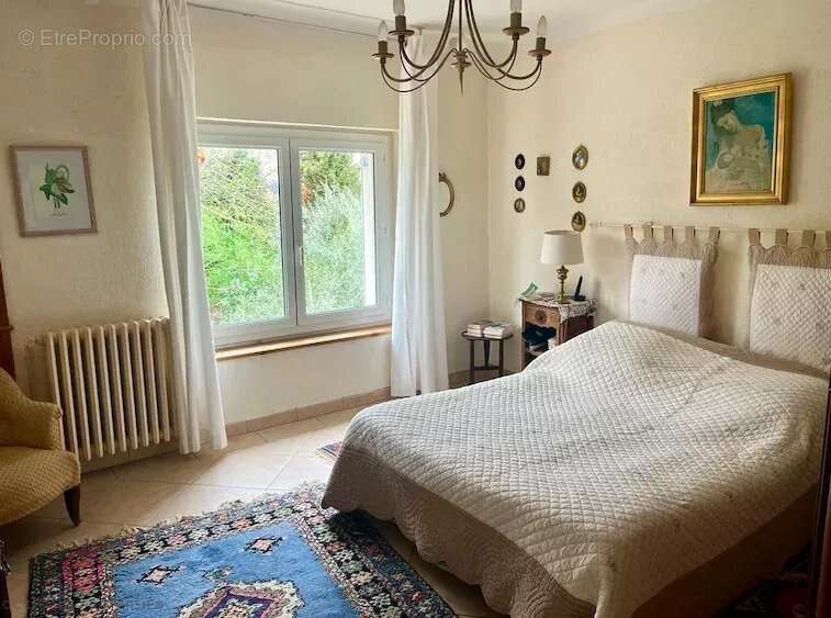 Maison à SAINT-JULIEN-DE-BRIOLA