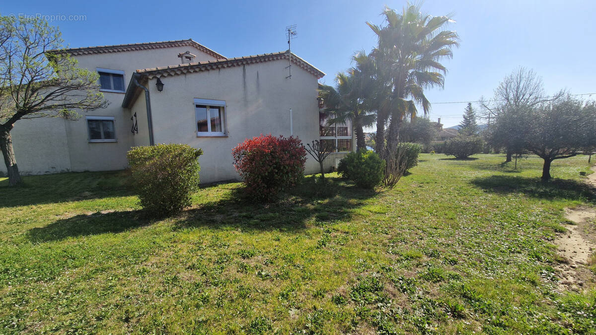 Maison à SAINT-JULIEN-LES-ROSIERS
