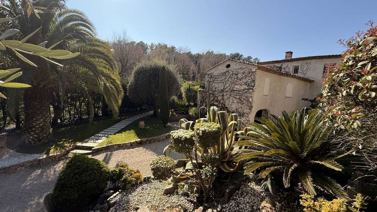 Maison à ROQUEFORT-LES-PINS