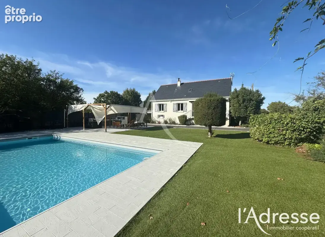 Maison entièrement rénovée avec piscine chauffée et grands garages - photo 1