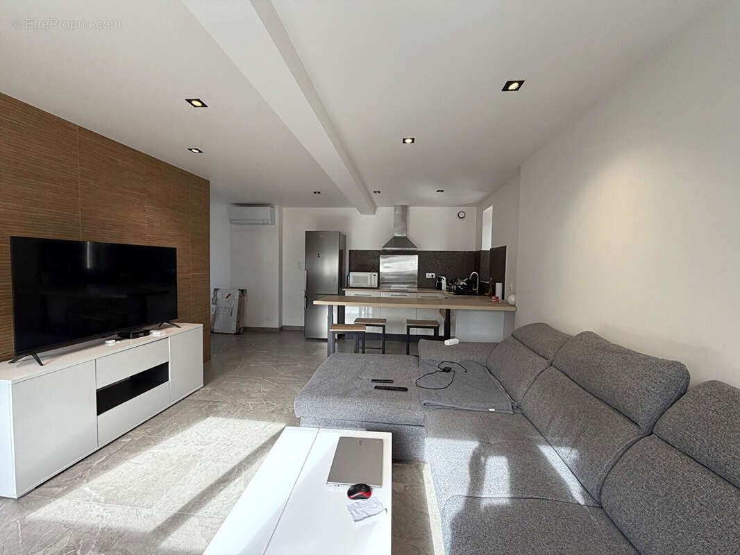 SAINT-JULIEN-LES-VILLAS, T3 en duplex rénové, de 52 m² avec terrasse privative - photo 2