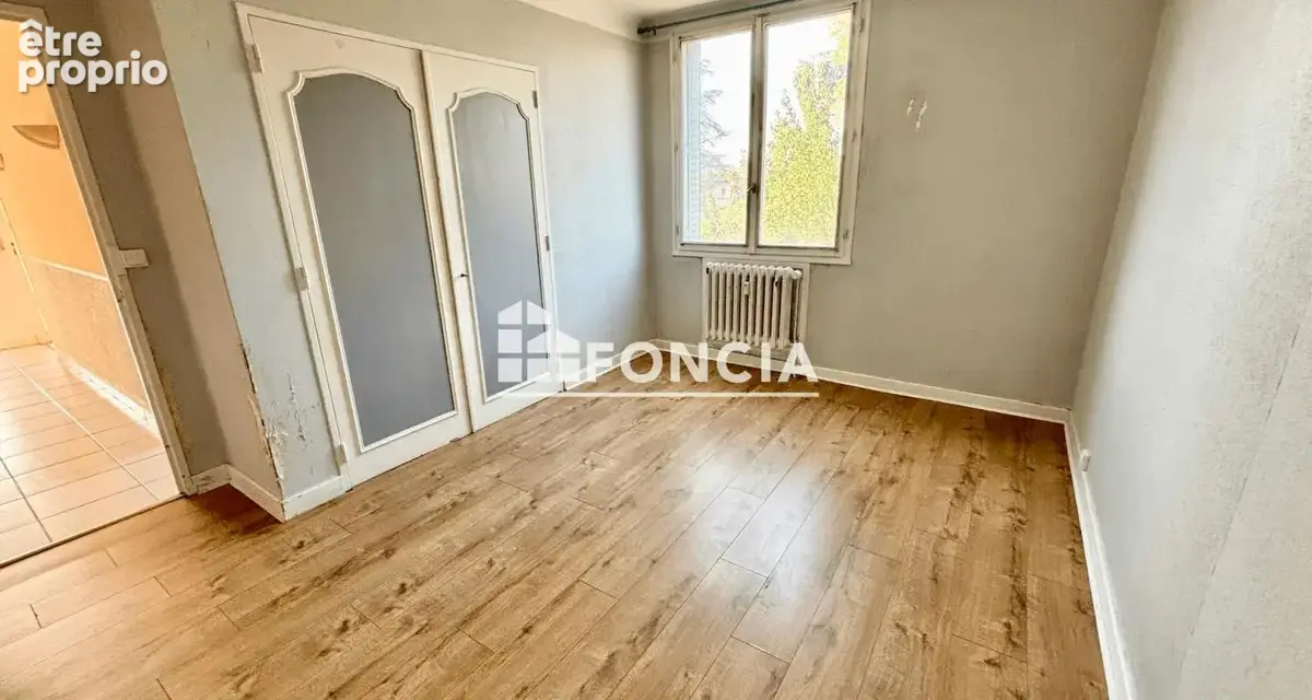 T3 de 56 m² avec balcon, vue dégagée et fort potentiel (Travaux de rénovation énergétique votés & payés) - photo 4