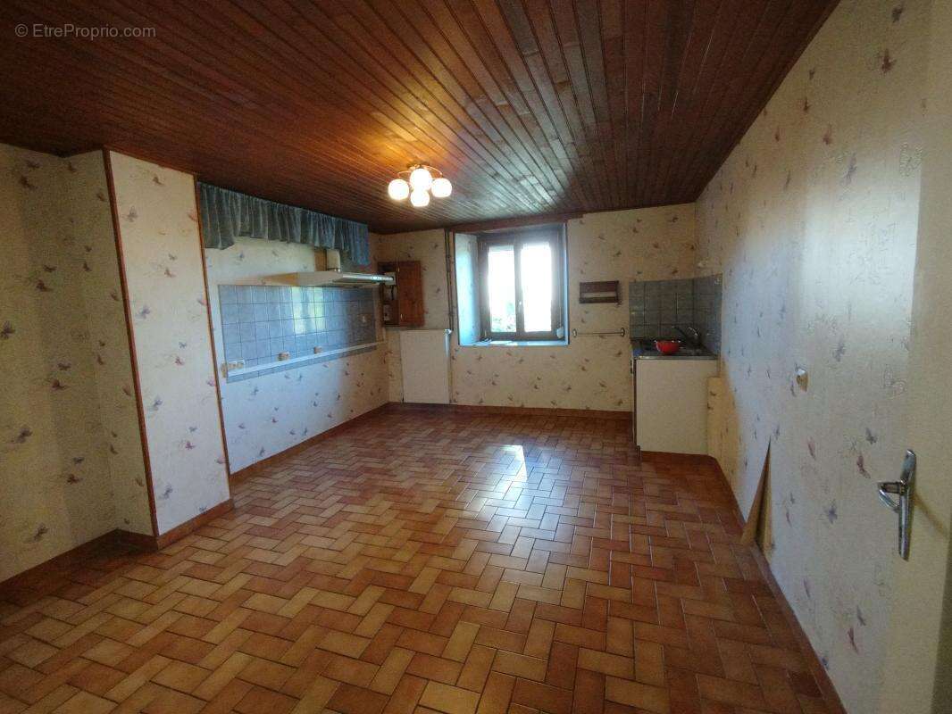 Maison avec dépendances et terrain - photo 7