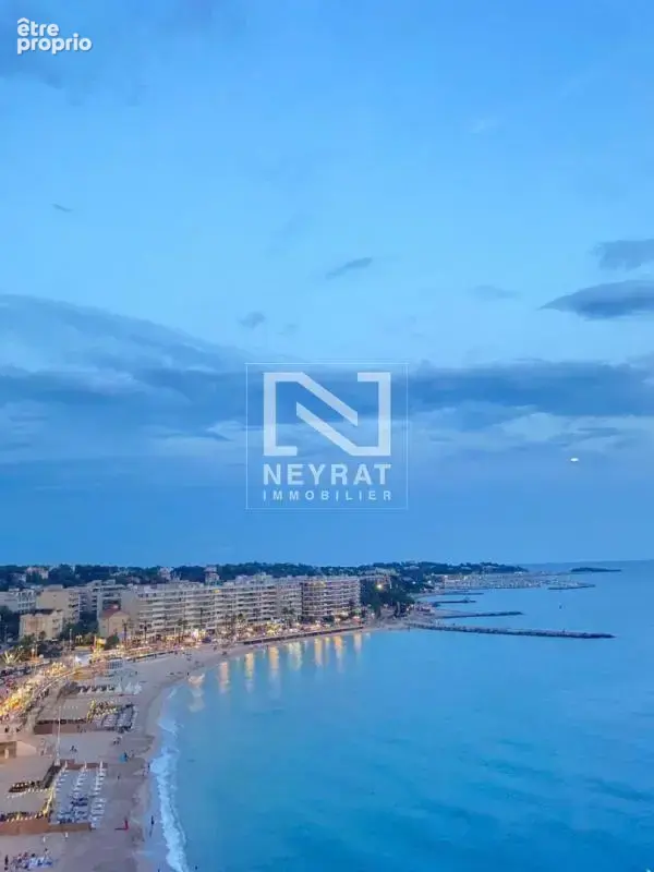 Photo Commerce à Saint-Raphael au prix de 384 000€