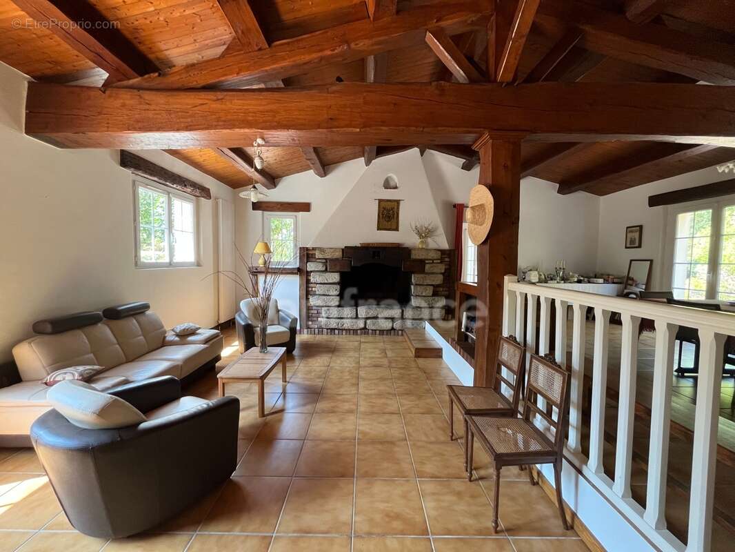 Propriété de caractère – env. 260 m² habitables – Parc paysager de 6 218 m² – Piscine – Dépendances - photo 12