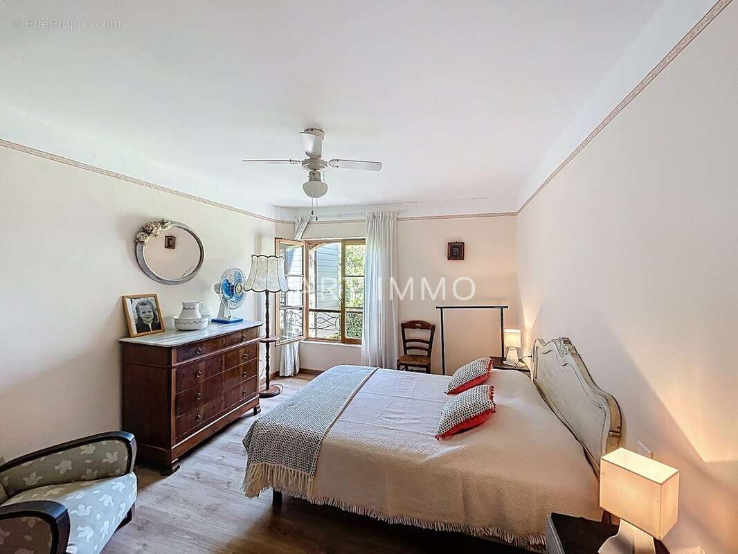 A vendre mas du xviii siecle sur pres d'un hectare de terrain avec piscine - photo 11