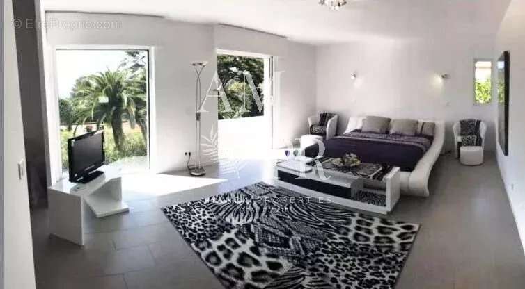 Sur les hauteurs de Cannes cette villa vue mer de 265m2 - photo 12