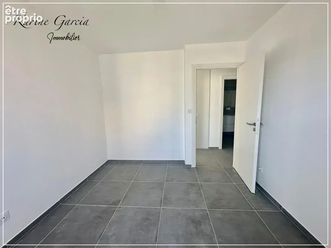Six fours les plages - construction recente - appartement de type 3 -  68 m2 - terrain 54 m² - parking en sous sol - photo 8