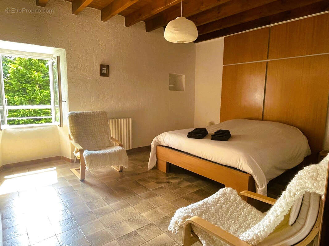Propriete de caractere avec piscine et 2.5 hectares de terrain : - photo 10
