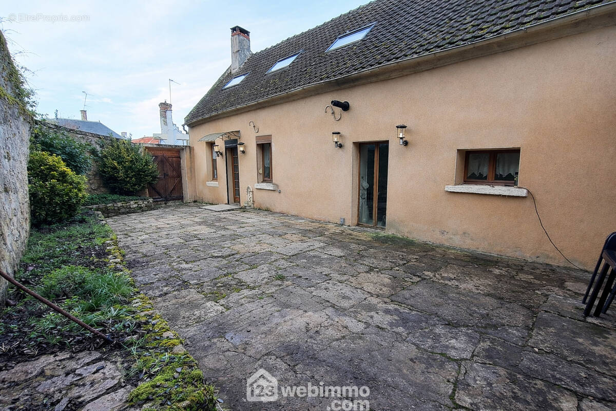 Jolie maison d'une surface habitable de 100 m² avec commodités de plain pied - Maison à MONT-NOTRE-DAME