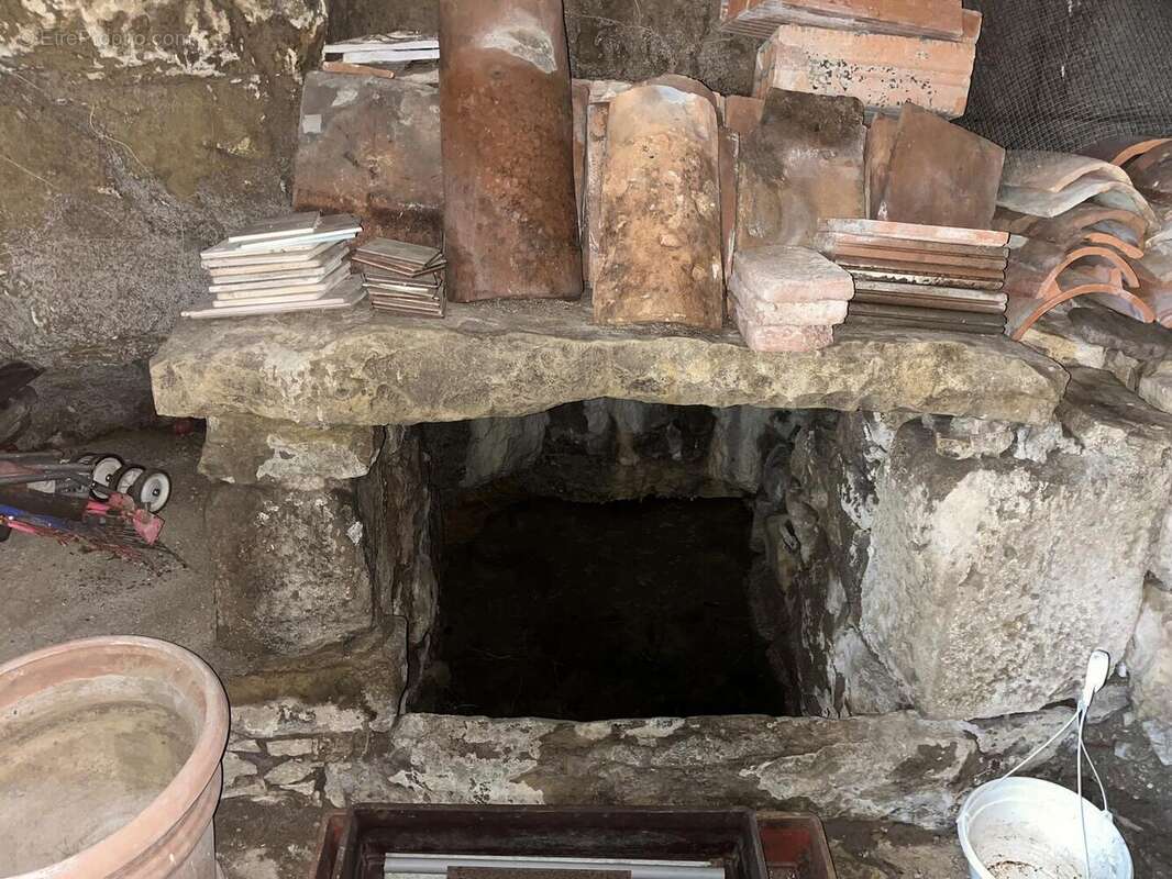 Source dans cave - Maison à FIGEAC