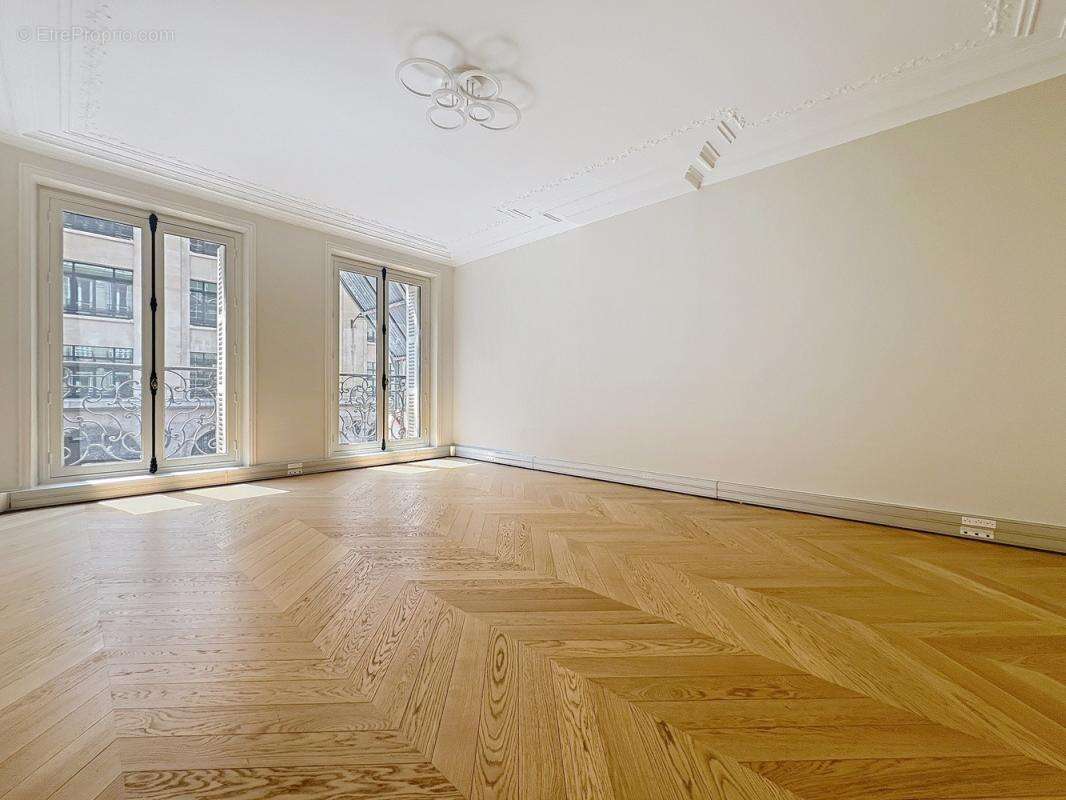 Appartement à PARIS-8E