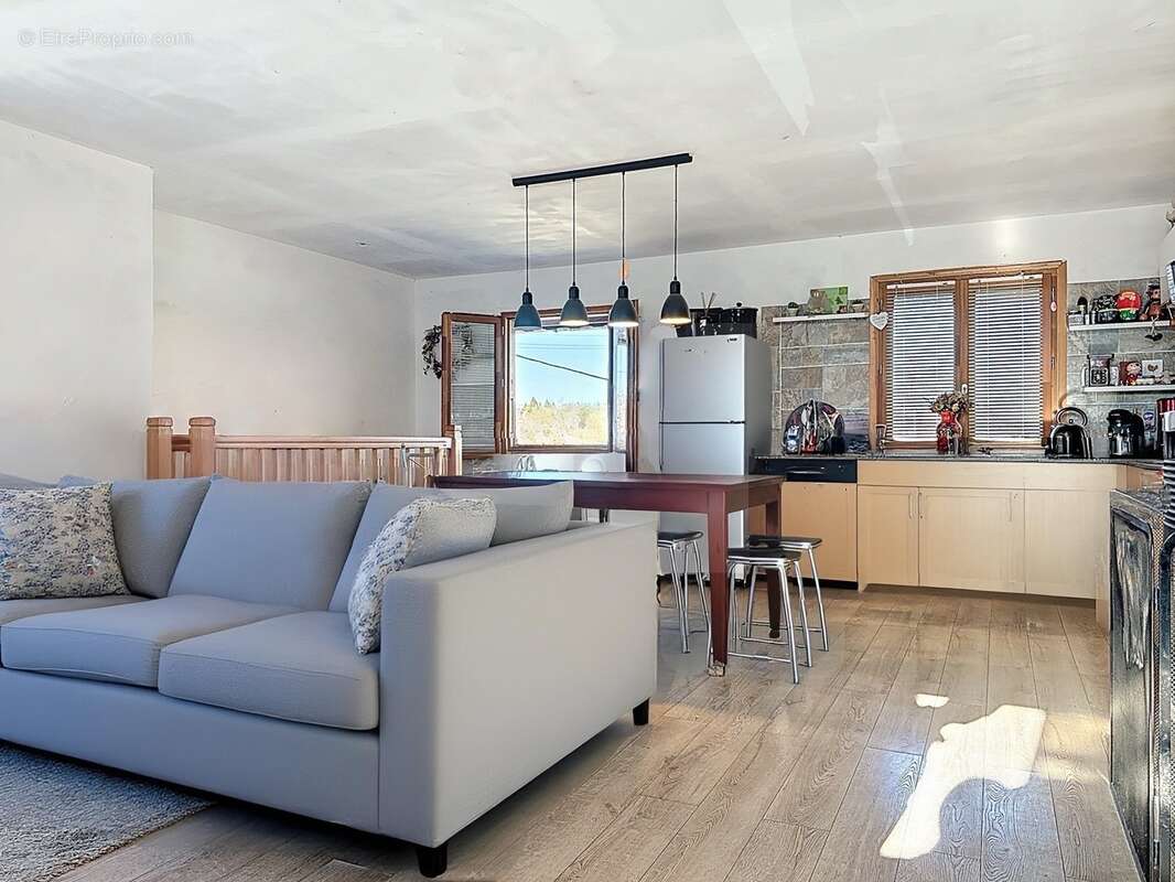 Maison à LA ROCHE-SUR-FORON