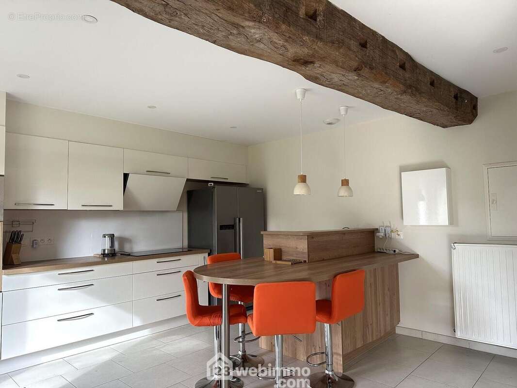 La cuisine aménagée et équipée. - Maison à CHAVAGNES