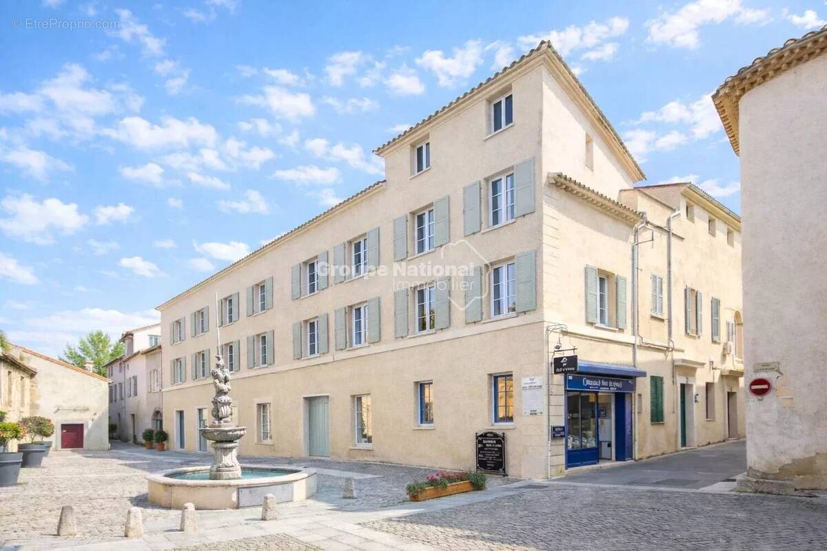 Commerce à PERNES-LES-FONTAINES