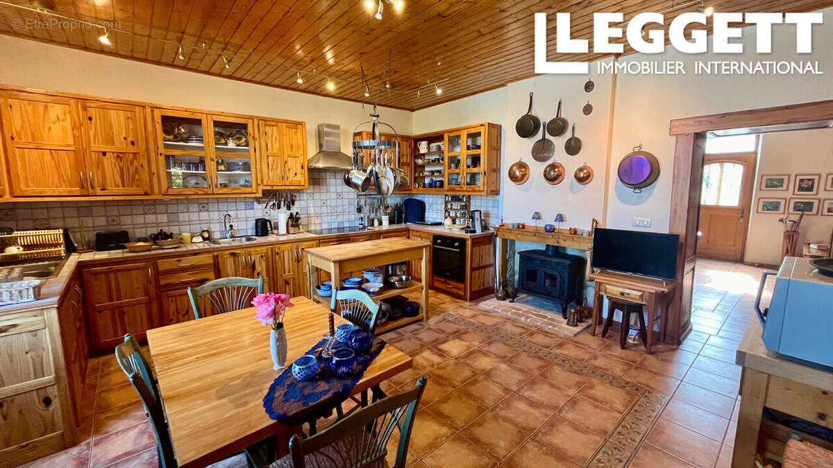 Une élégante maison de campagne de 4 chambres avec vue panoramique et piscine dans un endroit paisible - photo 4