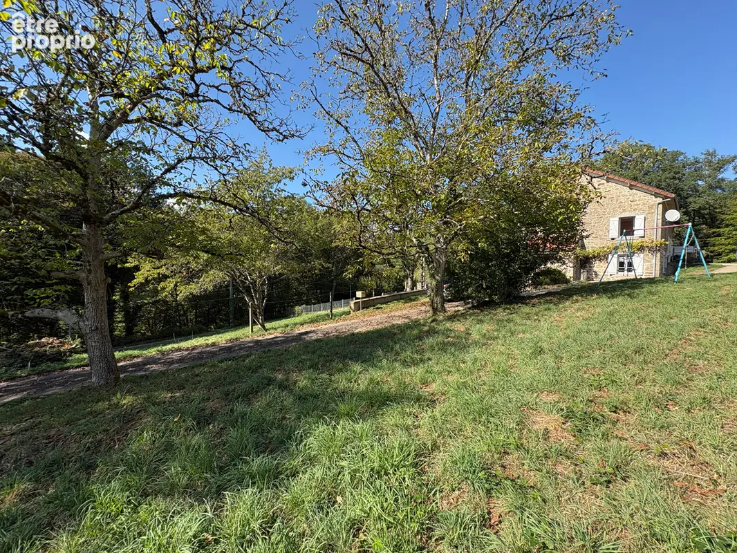 Maison mitoyenne en pierre sur la commune de St Julien le Petit - photo 3