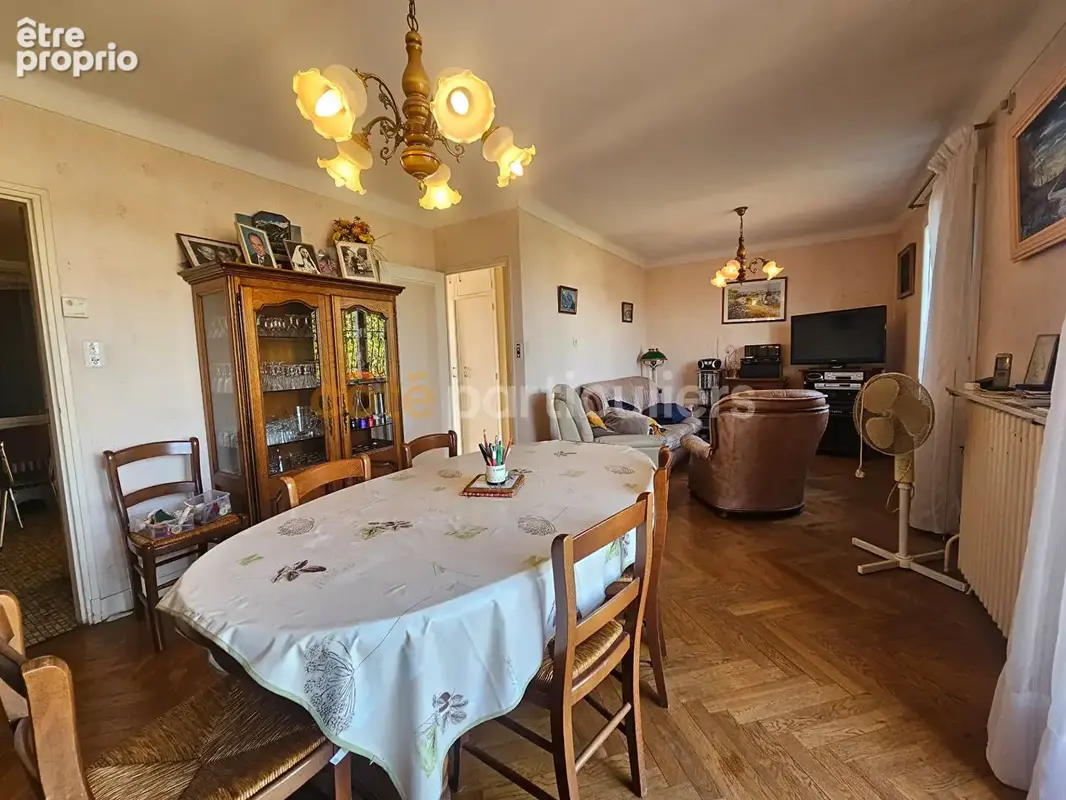 Maison  sur deux niveaux avec garages et jardin. - photo 6