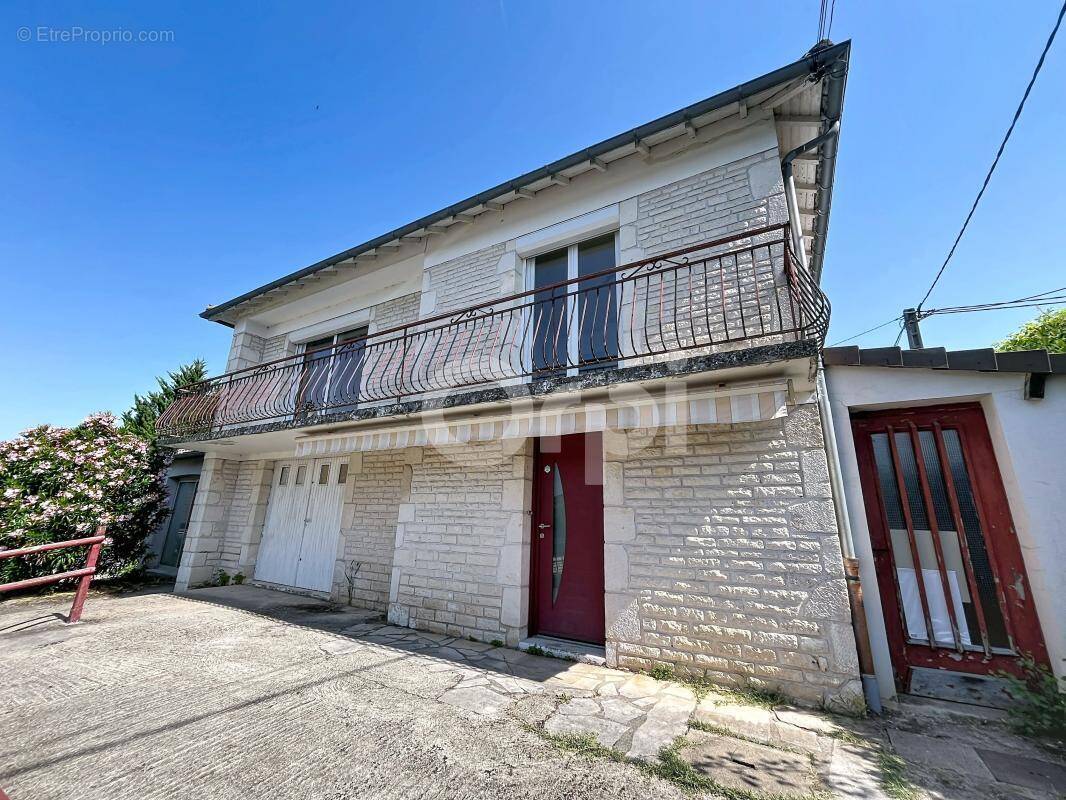 Maison à SAINT-PANTALEON-DE-LARCHE