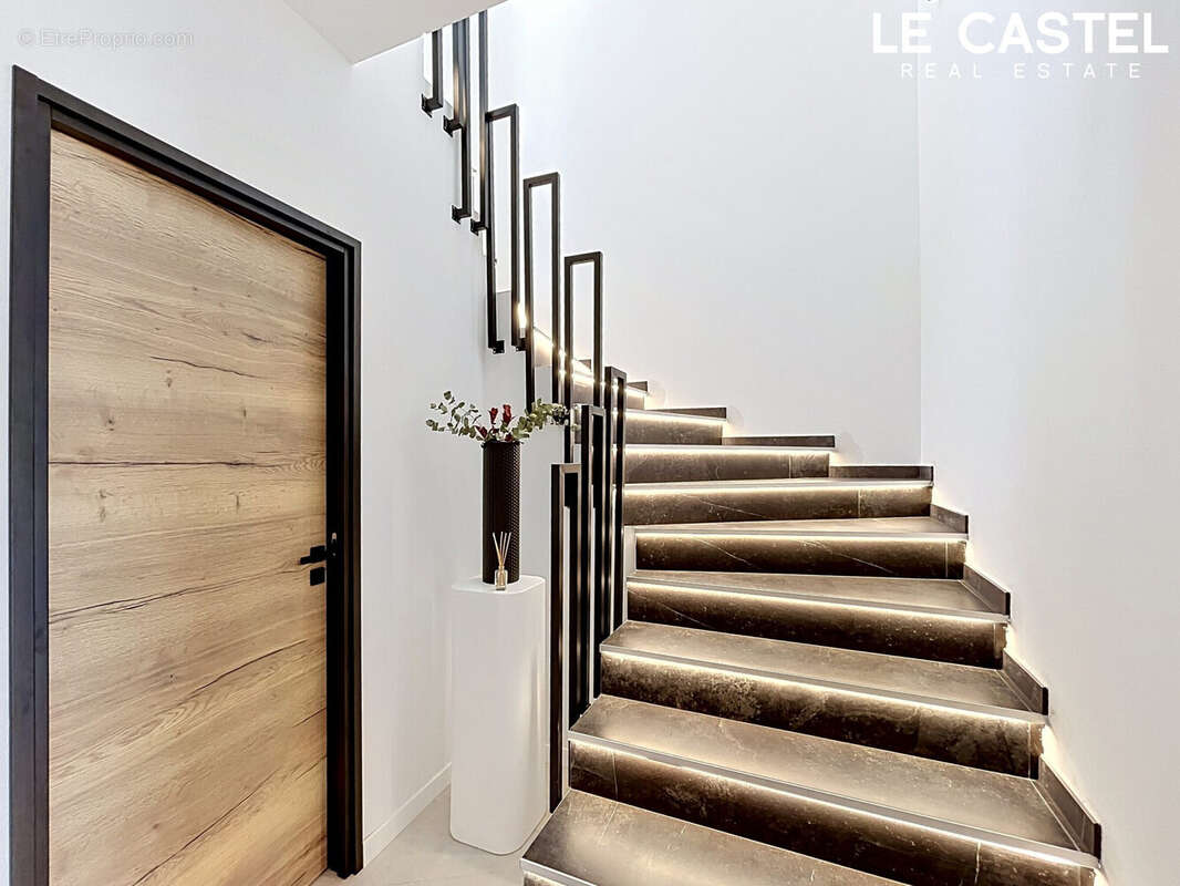 Maison à CEYRESTE