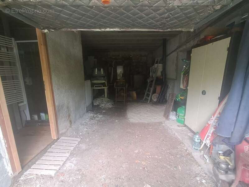 Parking à SARRANCOLIN