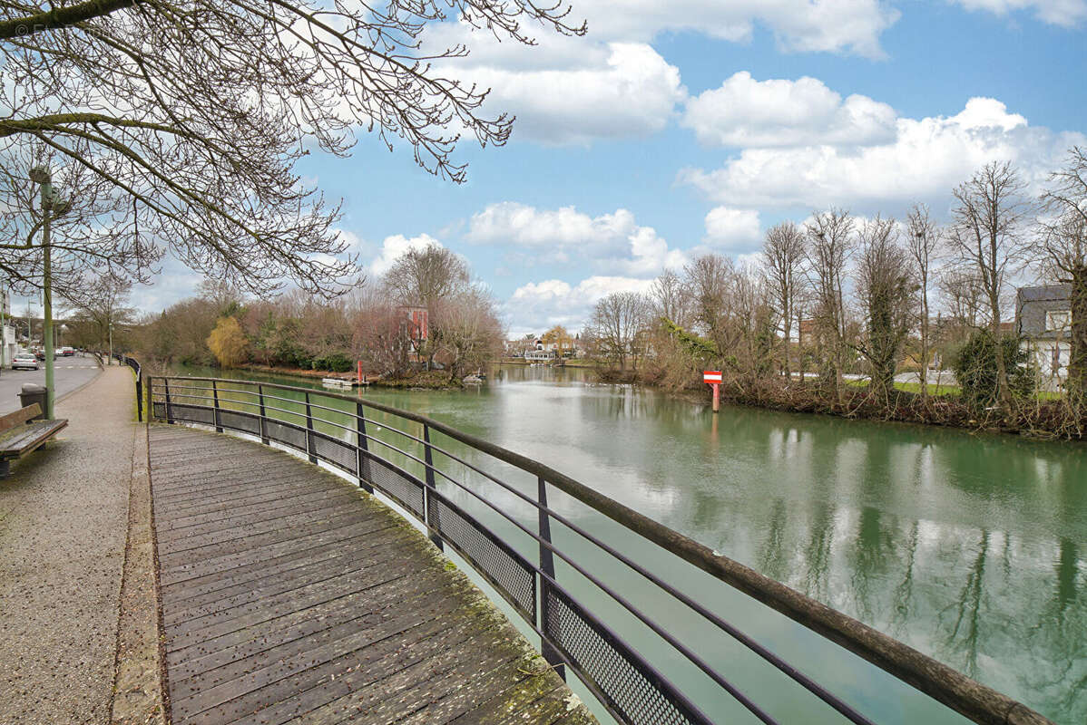 Terrain à CHAMPIGNY-SUR-MARNE
