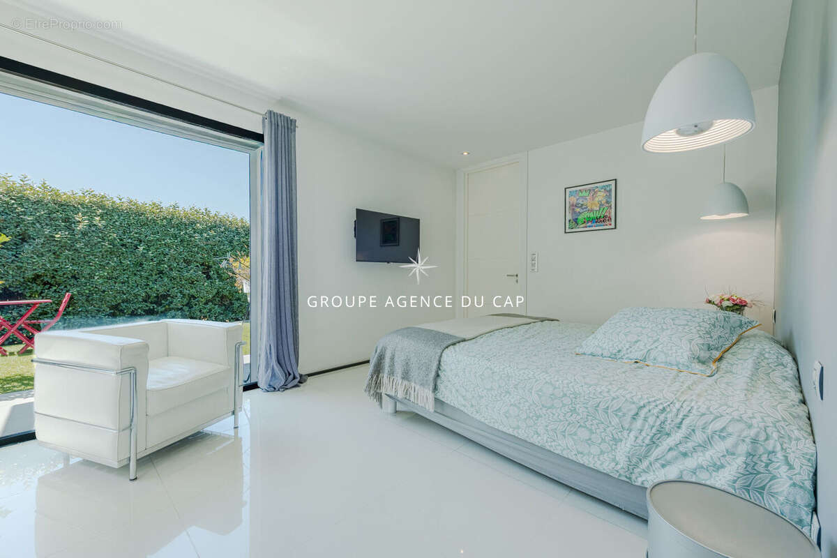 Villa contemporaine valescure  avec piscine garage et depandances - photo 11