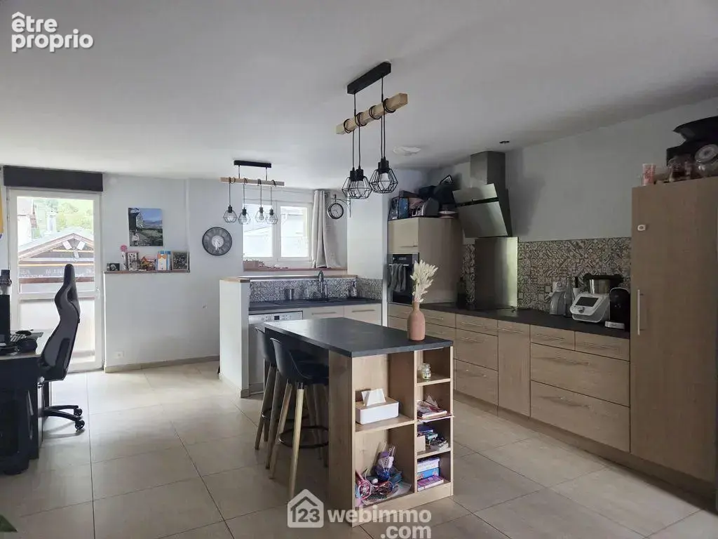 Traversant, il dispose d'une entrée et d'une spacieuse pièce de vie avec cuisine ouverte d'environ 50m².