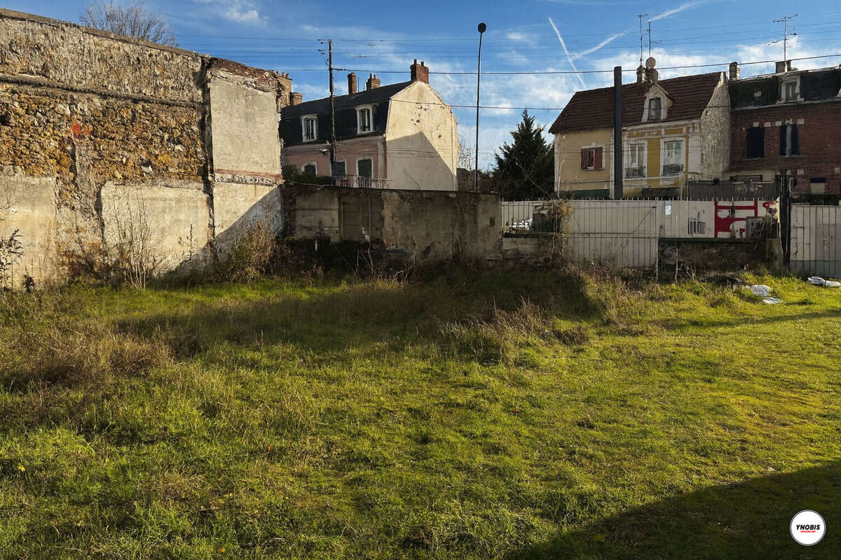 Terrain à LES MUREAUX