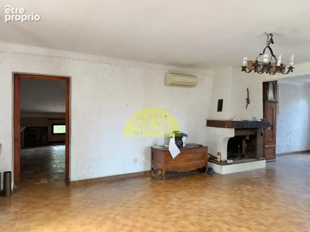 Maison sur 1628 m2 de terrain avec 2 garages et avec piscine . - photo 6