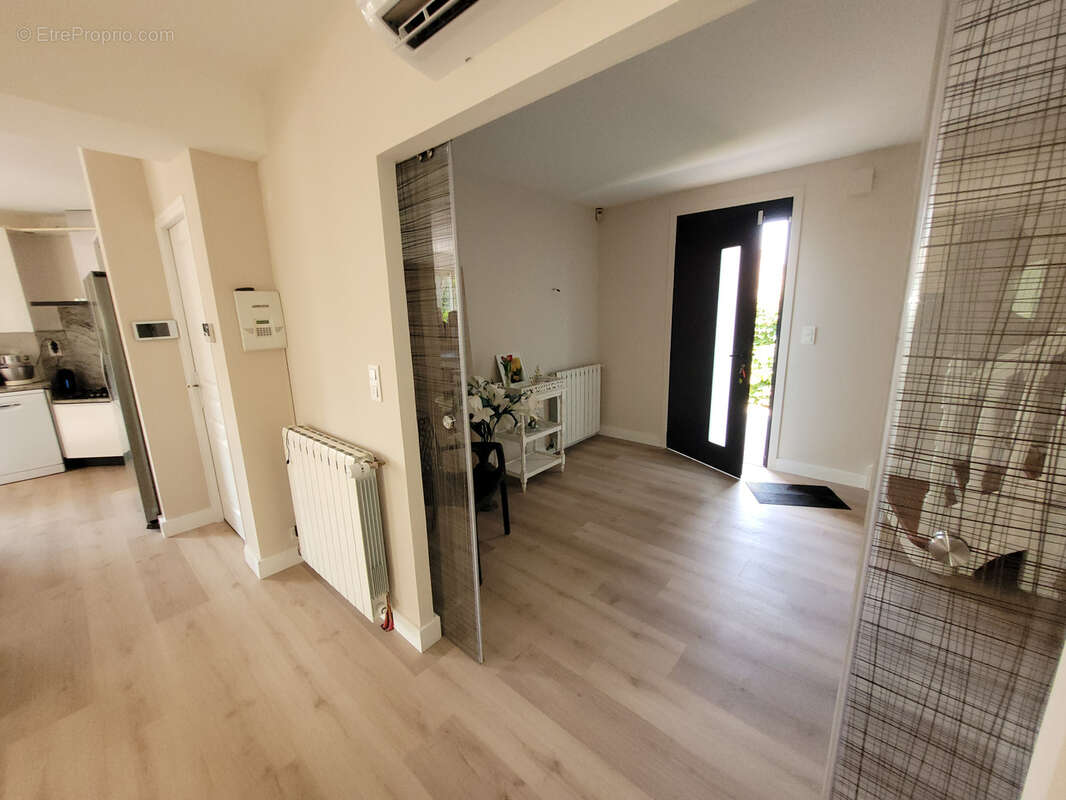 Coursan Villa de type 5 de 200 m2 habitable, plus un appartement de type 2 indépendant de 60 m2, piscine sur u - photo 10